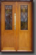 Kétszárnyú üvegezett biztonsági ajtó apáca mintás ráccsal, két darab MCM zárral és Gordiusz pajzzsal